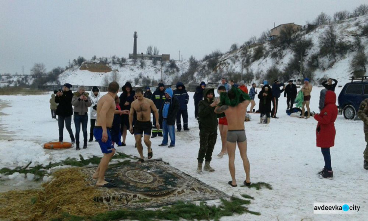 Фоторепортаж с Крещения в Авдеевке: Жители и гости города массово ныряют в прорубь