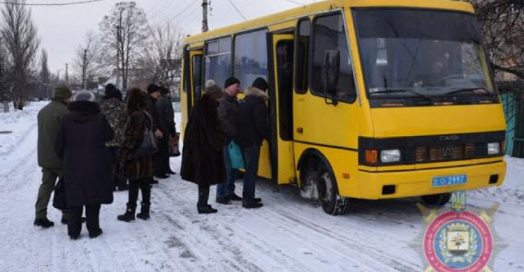 Полицейский служебный автобус  будет возить людей из старой части Авдеевки в центр города (ФОТО)