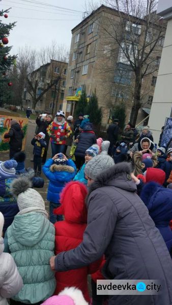 В прифронтовой Авдеевке рождественская елка зажгла огни (ФОТО)