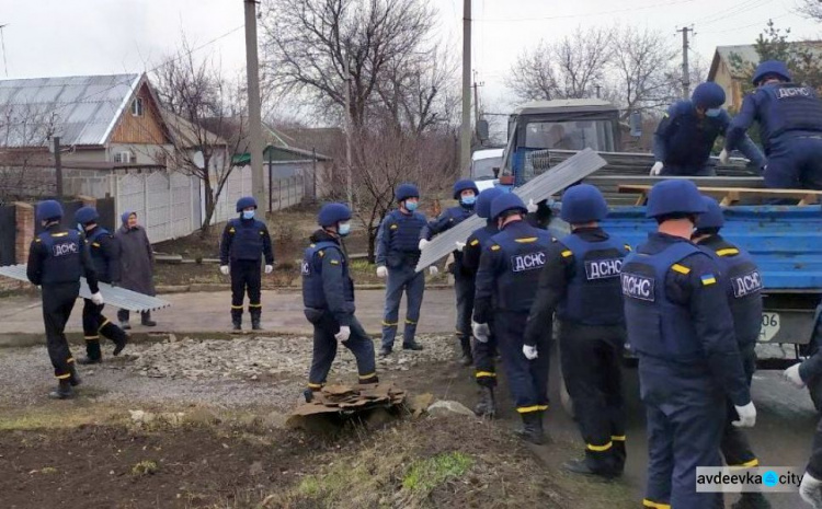 В Авдіївці провели інструктаж для рятувальників, які відновлюють дахи пошкоджених будинків