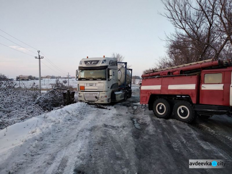 Авдеевские спасатели вытащили из ловушки грузовик с бензолом (ФОТО)