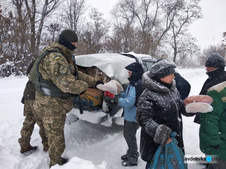 Авдеевские «симики» вырвались из снежного плена и доставили подарки (ФОТО)