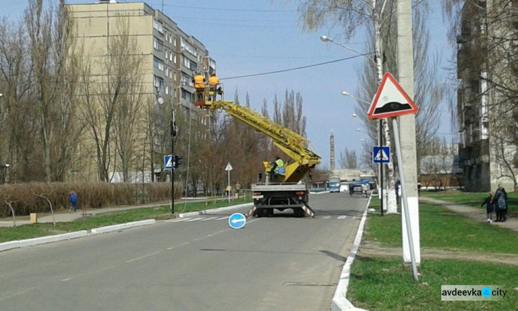 Фотофакт: у авдеевской школы появились светофоры