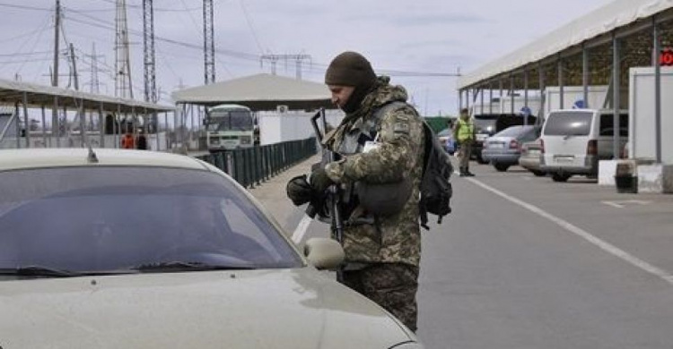 Огромное количество людей и машин прорвались через донбасскую линию разграничения