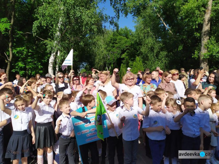 В школах Авдеевки ярко и трогательно отшумели последние звонки (ФОТОРЕПОРТАЖ)