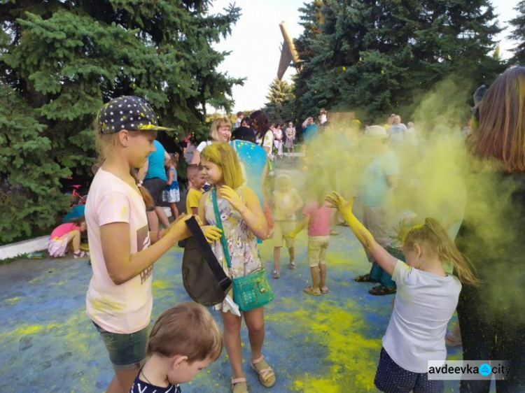 День независимости в Авдеевке: награждения, метания красок и концерт (ФОТОРЕПОРТАЖ)