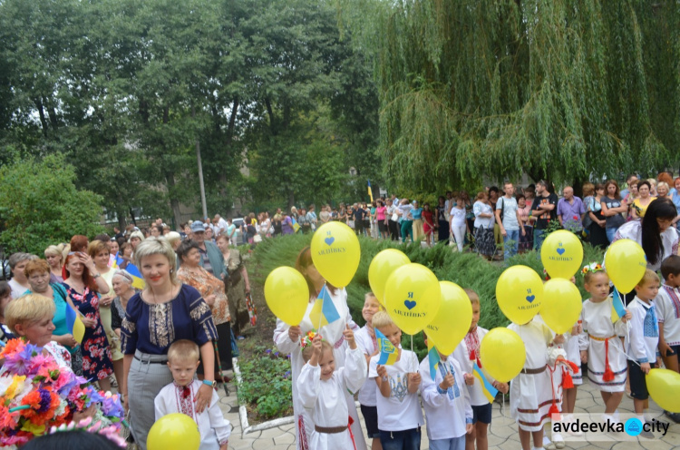 Над Авдеевкой торжественно подняли флаг Украины (ФОТОФАКТ)