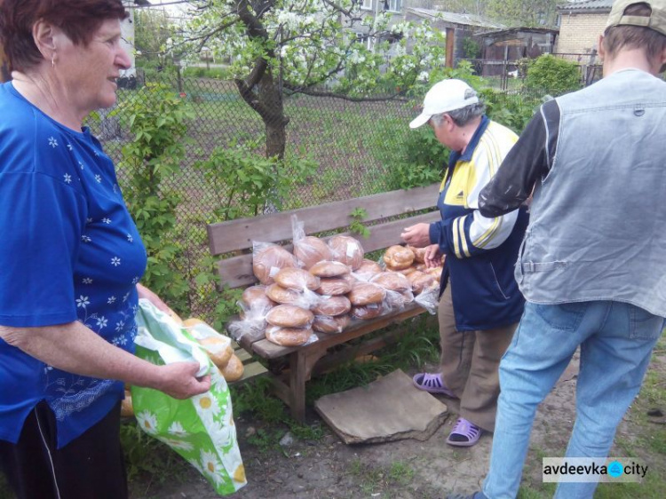 В опасную зону Донбасса доставили хлеб и булочки (ФОТО)