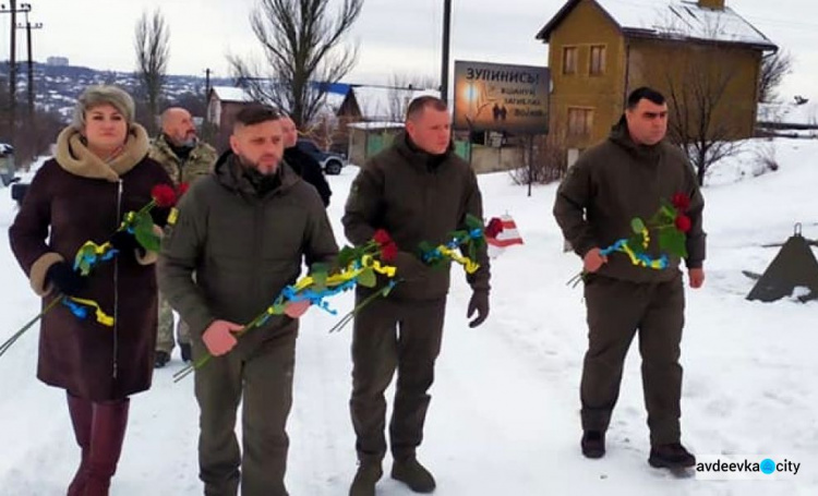 На в'їзді в Авдіївку в День Соборності підняли великий прапор