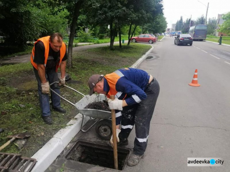 Комунальники Авдіївки очистили від бруду міську зливову каналізацію (ФОТО)