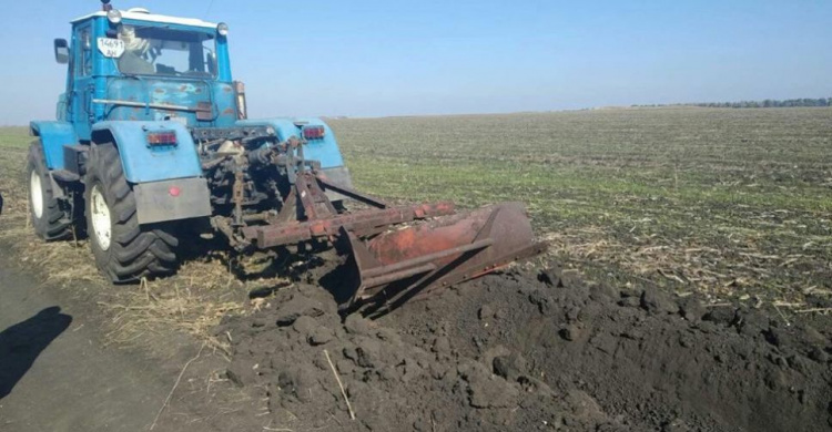 В поле на Донетчине подорвался трактор (ФОТО)