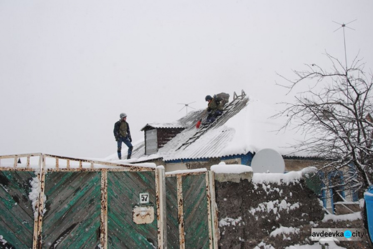 В Авдеевке спасатели восстанавливают дома при сложных погодных условиях (ФОТО)