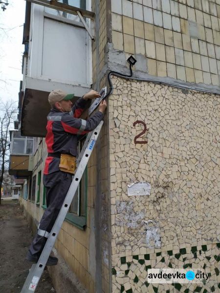 Комунальники «освітили» новостворену доріжку від кафе «Барокко» до буд. №2 по вул. Менделєєва