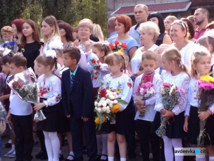 Фоторепортаж: День знаний в Авдеевке - вышиванки, юбилей, улыбки и слёзы