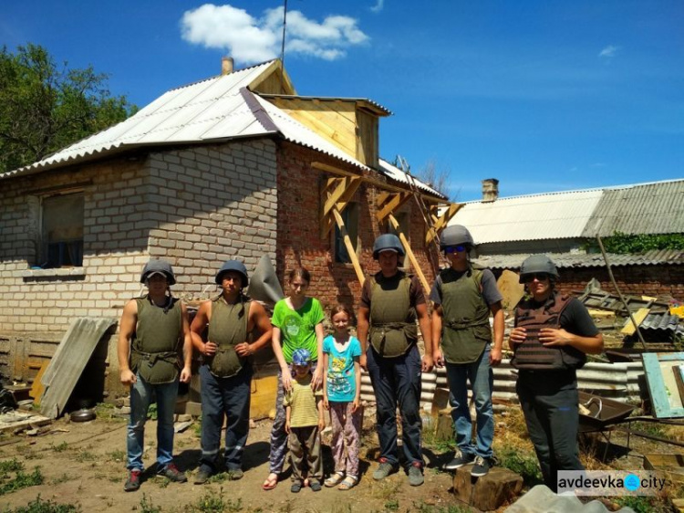 Спасатели ГСЧС подлатали еще несколько поврежденных обстрелами домов (ФОТО)