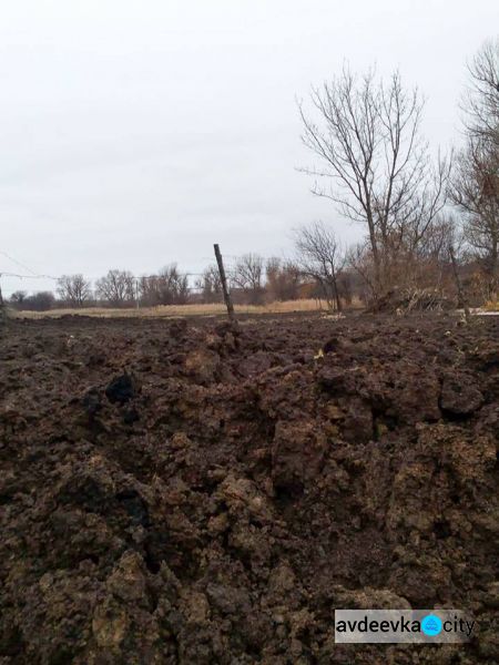 Разрушенный дом и огромные воронки: последствия обстрела  поселка на Донетчине (ФОТО)