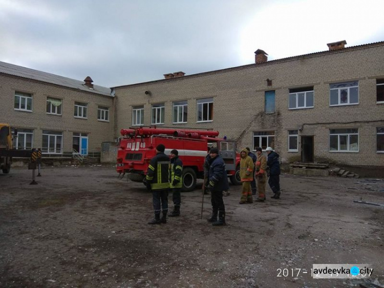 В попавшем под обстрел из "Града" Новолуганском весь день разбирают завалы (ФОТО)