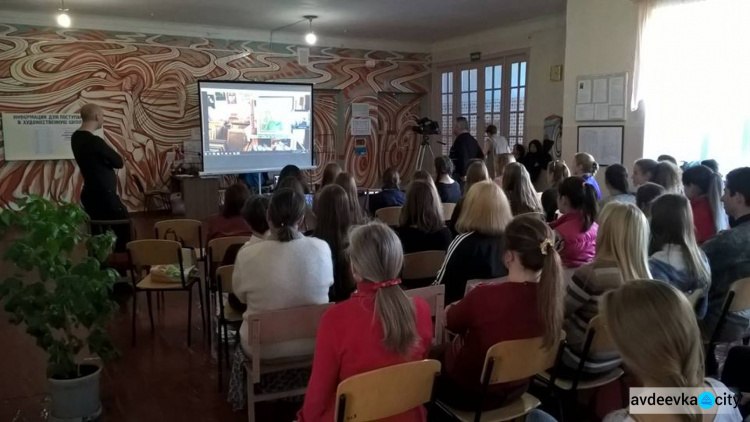 Юные художники Авдеевки приняли участие в телемосте с дочерью известной художницы Татьяны Яблонской (ФОТО)