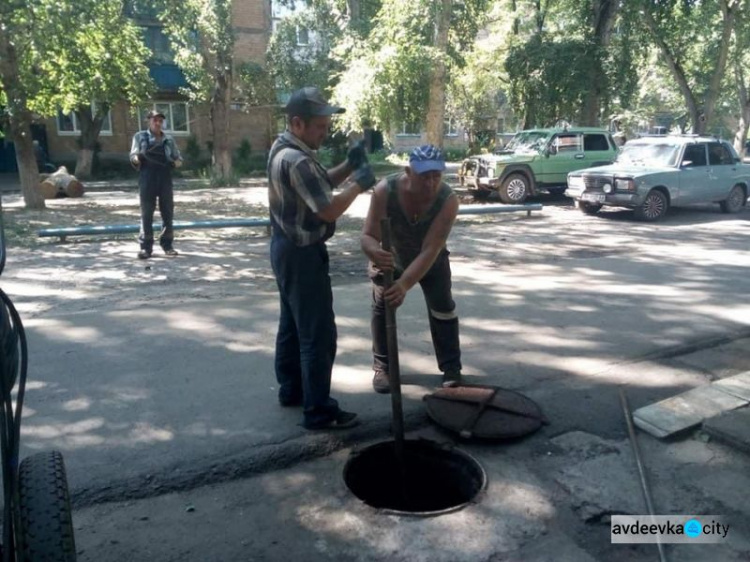 Авдіївські комунальники стоять на варті комфорту городян (ФОТОФАКТ)