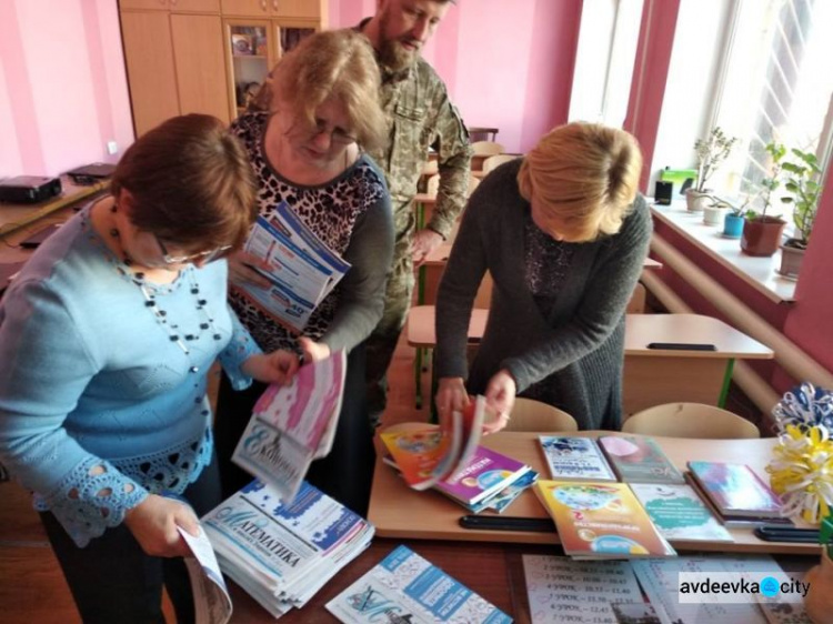 Авдеевские "симики" доставили детям в прифронтовых районах книги и рассказали об опасности мин (ФОТО)