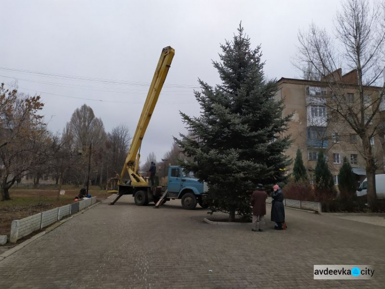 В Авдеевке готовятся к новогодним праздникам. ФОТОФАКТ