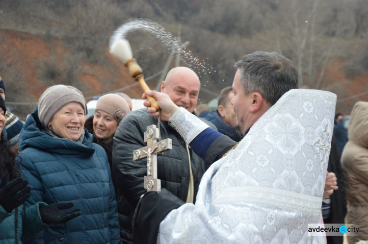 Сотни авдеевцев пришли окунуться в священную воду (ФОТОФАКТ)