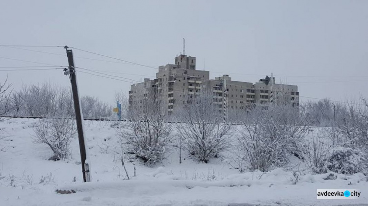 На крышах заснеженной Авдеевки стучат молотки: появились фото