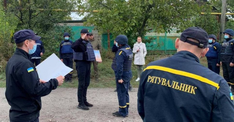 Рятувальників, які відновлюють житлові будинки в Авдіївці, привітали з професійним святом