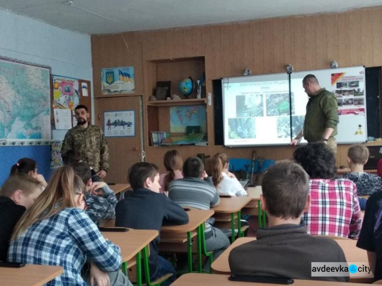 Авдеевские «симики» стараются обезопасить и порадовать детей (ФОТО)