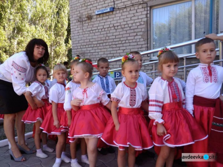 Авдеевка: дети и воины приняли участие в мероприятиях ко Дню флага (ФОТО)