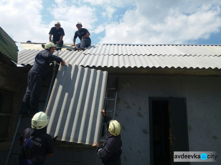 Спасатели ГСЧС активно восстанавливают  поврежденное обстрелами жилье в  Авдеевке (ФОТО)