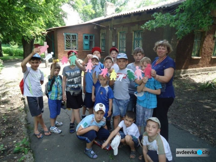 Авдеевские дети создали символическую цепочку единства (ФОТО)