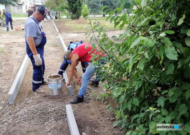 В Авдеевке коммунальщики обустраивают пешеходную дорожку к социально важным объектам