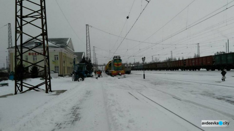 Железнодорожники Донбасса вступили в бой со стихией: опубликованы фото