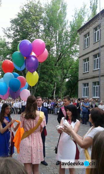 Для авдеевских школьников прозвенел последний звонок (ВИДЕО/ФОТООТЧЕТ)