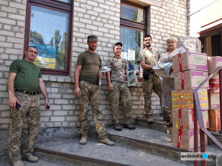 Авдеевские "симики" доставили в прифронтовые поселки свежую прессу, одежду и обувь (ФОТО)