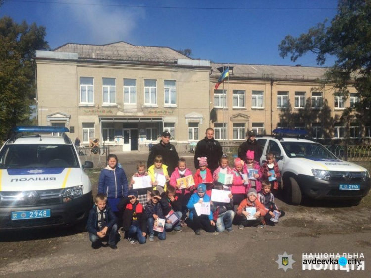 В Авдеевке детей учили, как выжить на дороге (ФОТО)