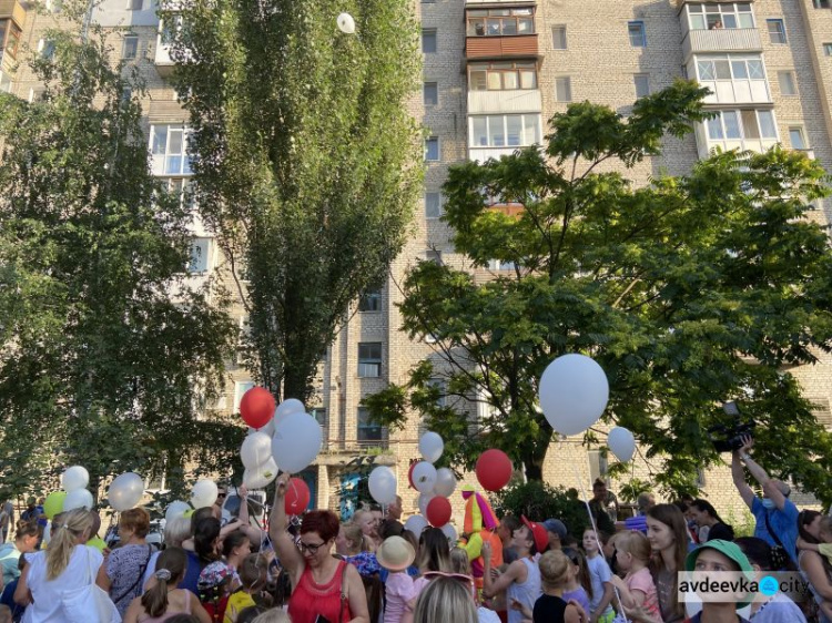 Еще одна суперпрочная площадка для детворы появилась в Авдеевке (ВИДЕО)