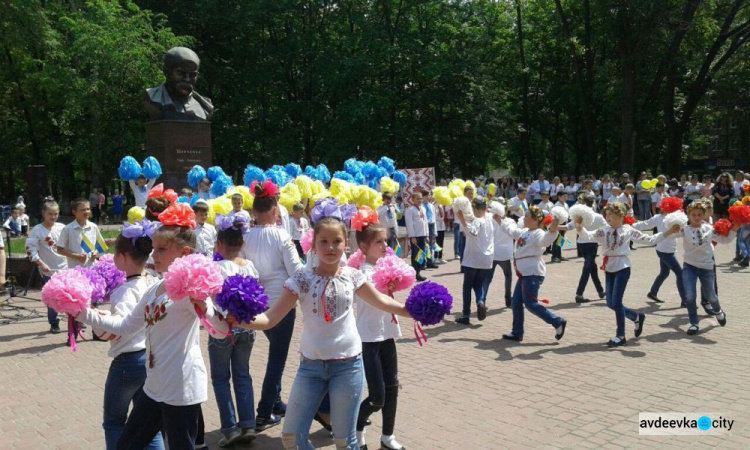 Авдеевка облачилась в вышиванки: фоторепортаж