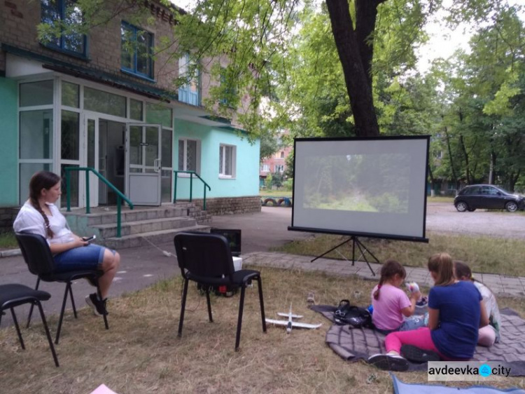 В Авдіївці дивилися жахи просто неба (ФОТО)