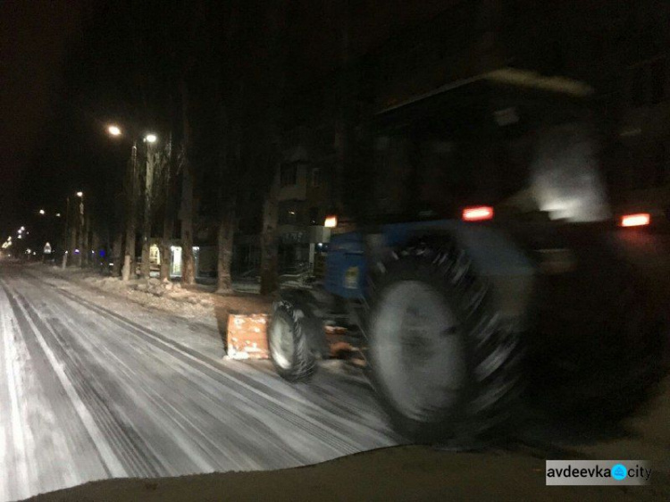 От рассвета до заката: в Авдеевке коммунальщики  борются с последствиями стихии (ФОТО)