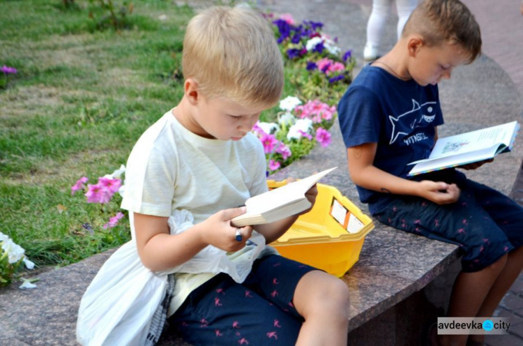 В Авдеевке состоялся музыкально-книжный вечер: фоторепортаж