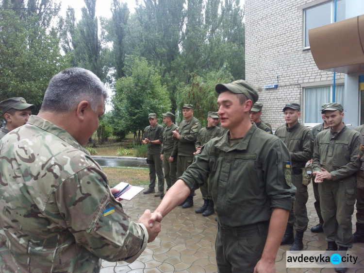 Нацгвардейцам вручили медали "За оборону Авдеевки"