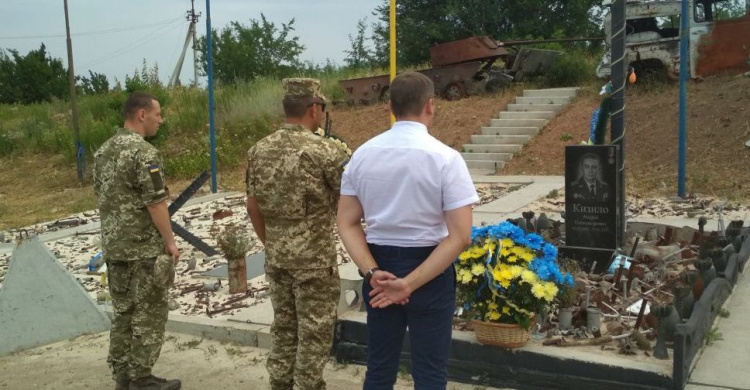 Авдеевские «симики» праздновали, возлагали цветы и сопровождали нардепа (ФОТО)