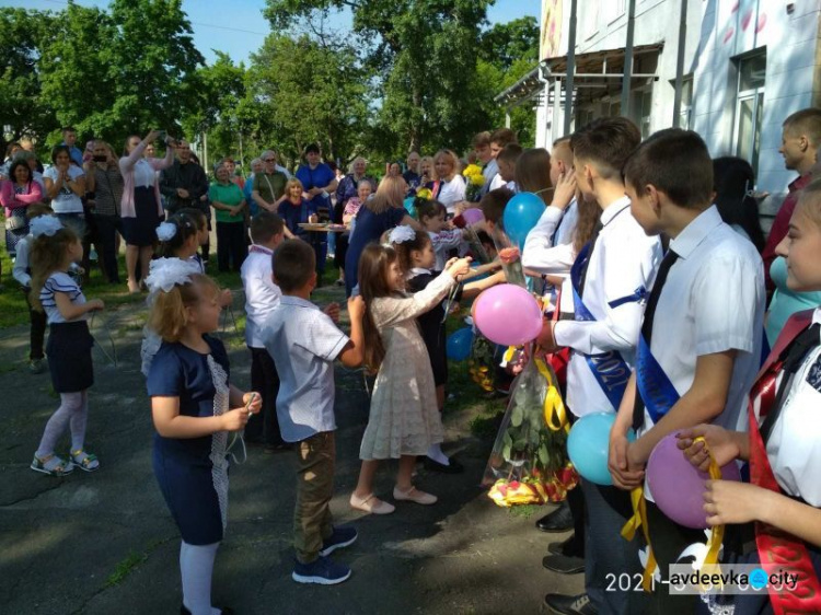 В школах Авдеевки прозвенели последние звонки (ФОТО)