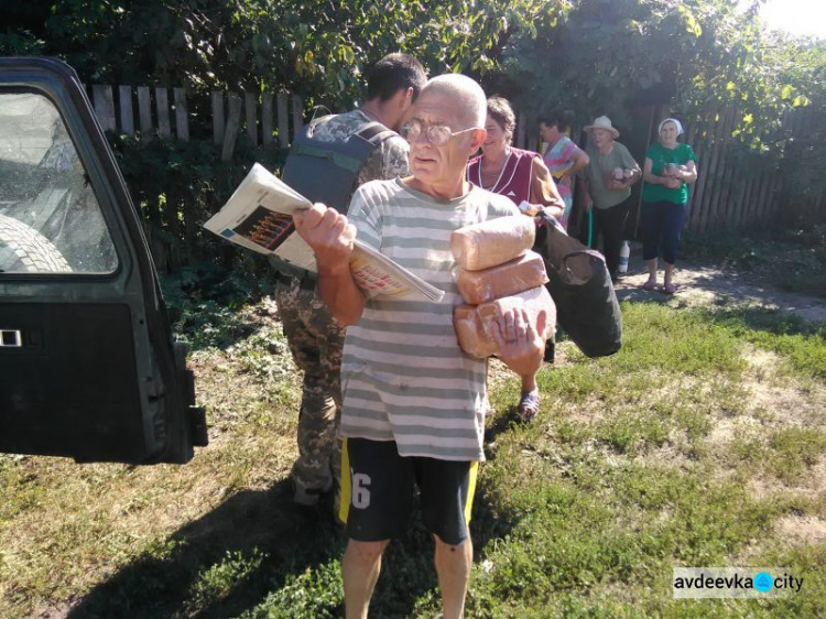 Авдеевские «симики» убирали у мемориала на промке и развозили хлеб (ФОТО)