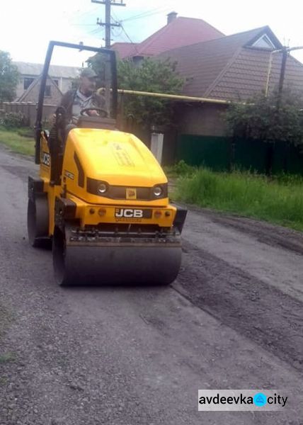 В Авдіївці комунальники взялися за зруйновані дороги в старій частині міста