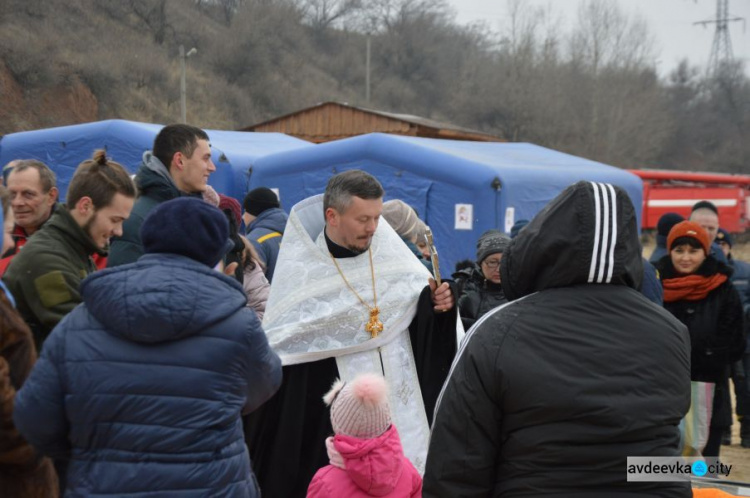 Сотни авдеевцев пришли окунуться в священную воду (ФОТОФАКТ)