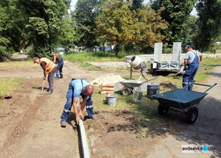 В Авдеевке коммунальщики обустраивают пешеходную дорожку к социально важным объектам