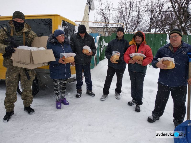 Авдеевские «симики» вырвались из снежного плена и доставили подарки (ФОТО)